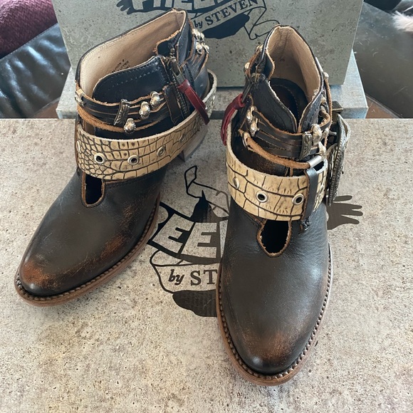 Freebird by Steven Saloon Black Leather booties size 8 - Picture 2 of 6